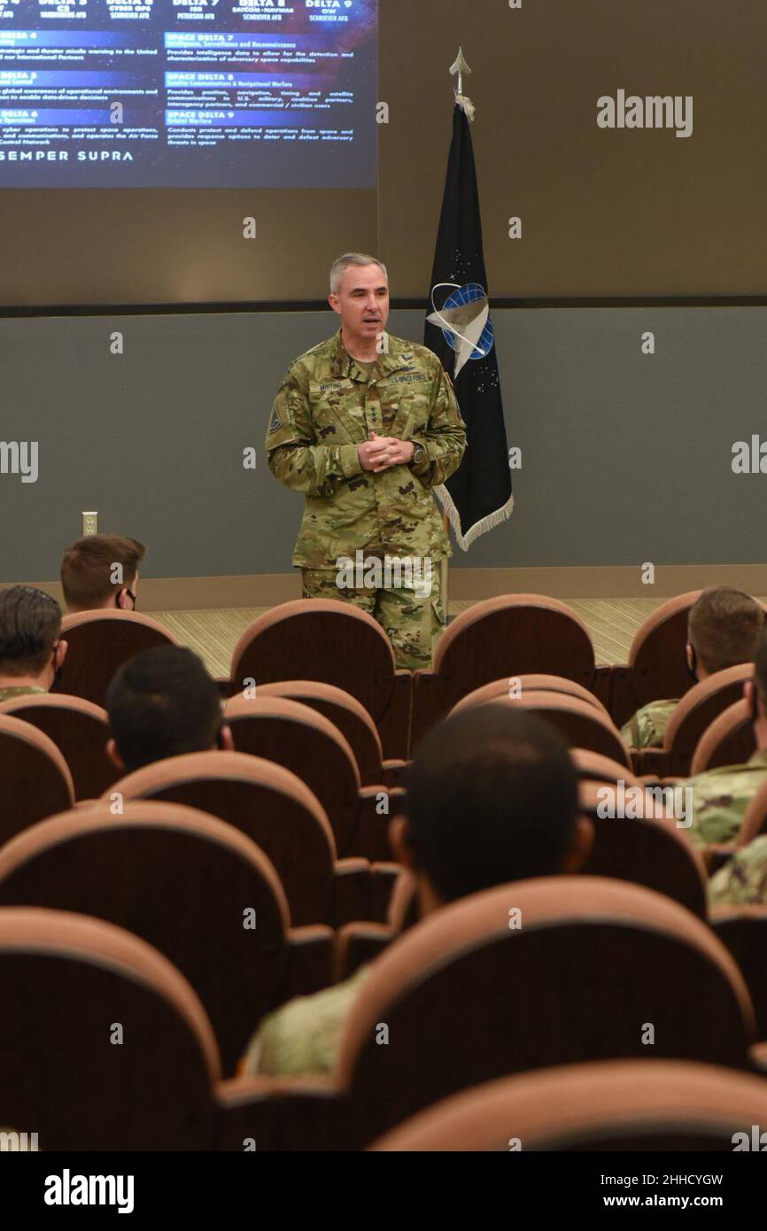 Il comandante della SPoC visita gli studenti della USSF a Vandenberg AFB (6). Foto Stock