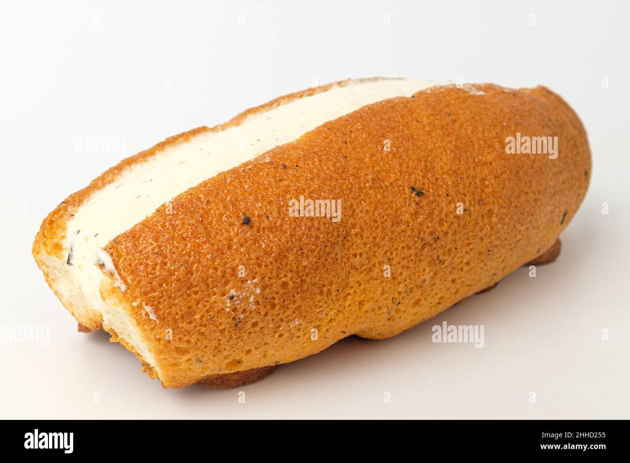 Panino crema su sfondo bianco Foto Stock