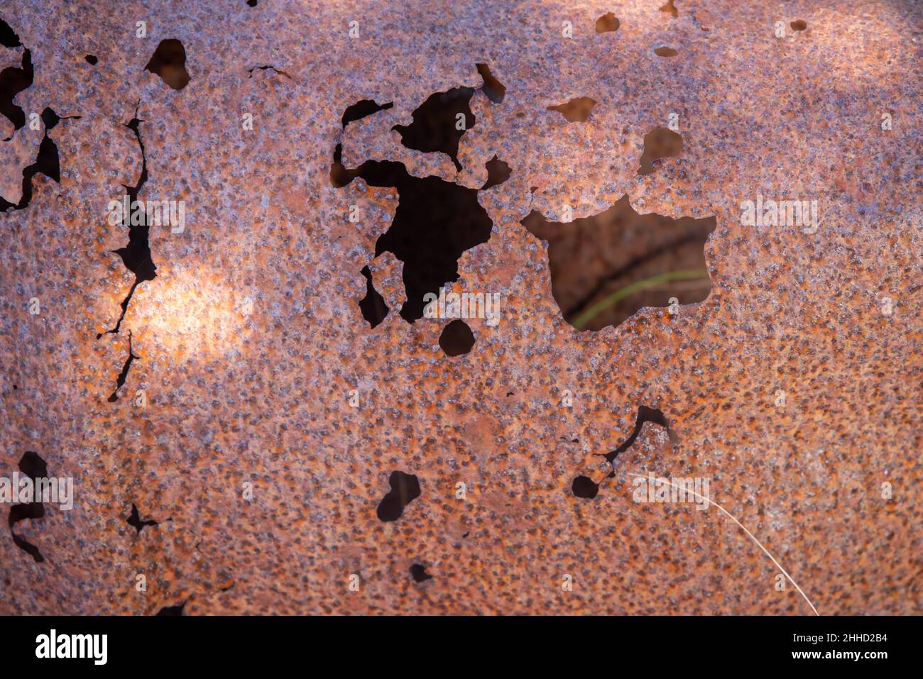 Arrugginito, foglio di ferro holey come tessitura o sfondo Foto Stock