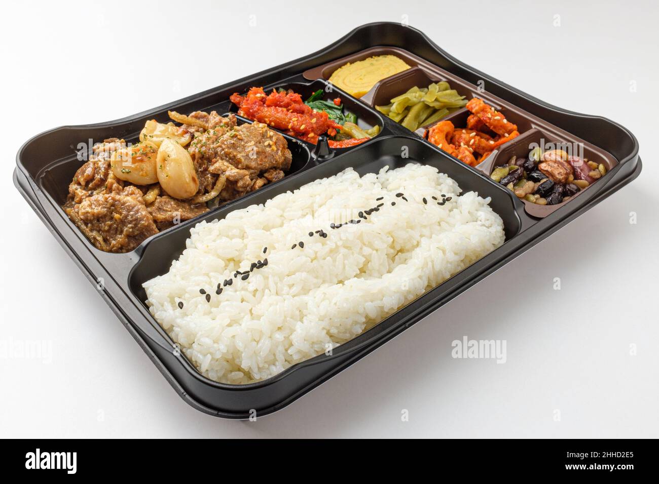 Pranzo al sacco coreano su sfondo bianco Foto Stock