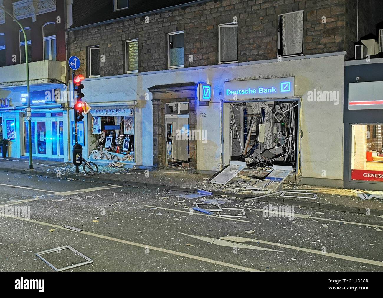 Essen, Germania. 24th Jan 2022. Dopo una violenta esplosione di ATM, l'area di ingresso di una banca è completamente distrutta. Persone sconosciute hanno fatto saltare un bancomat ad Essen il primo lunedì mattina. Il ramo della banca è stato gravemente danneggiato, ha detto una portavoce della polizia. (Al dpa 'ATM saltato in su a Essen - danno importante all'edificio') accreditamento: Michael Weber/WTVnews/dpa/Alamy Live News Foto Stock