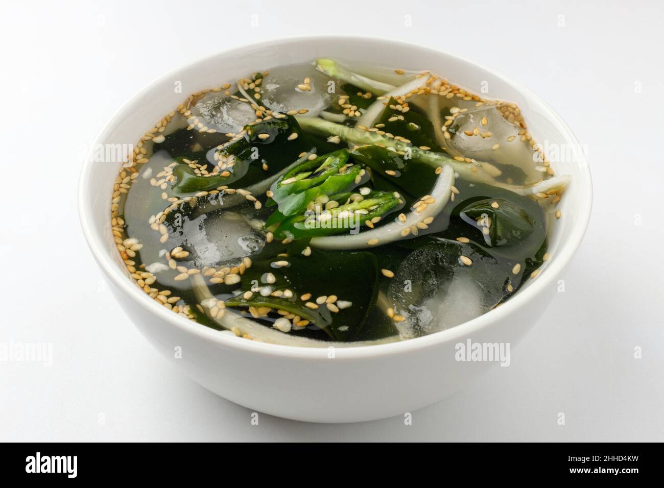 Zuppa fredda con alghe su sfondo bianco Foto Stock