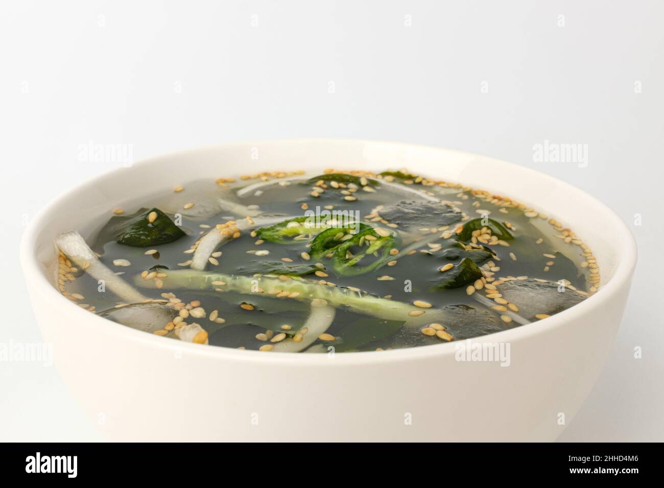 Zuppa fredda con alghe su sfondo bianco Foto Stock