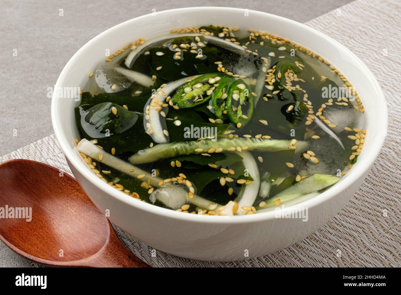 Zuppa agrodolce con cetriolo e alghe Foto Stock