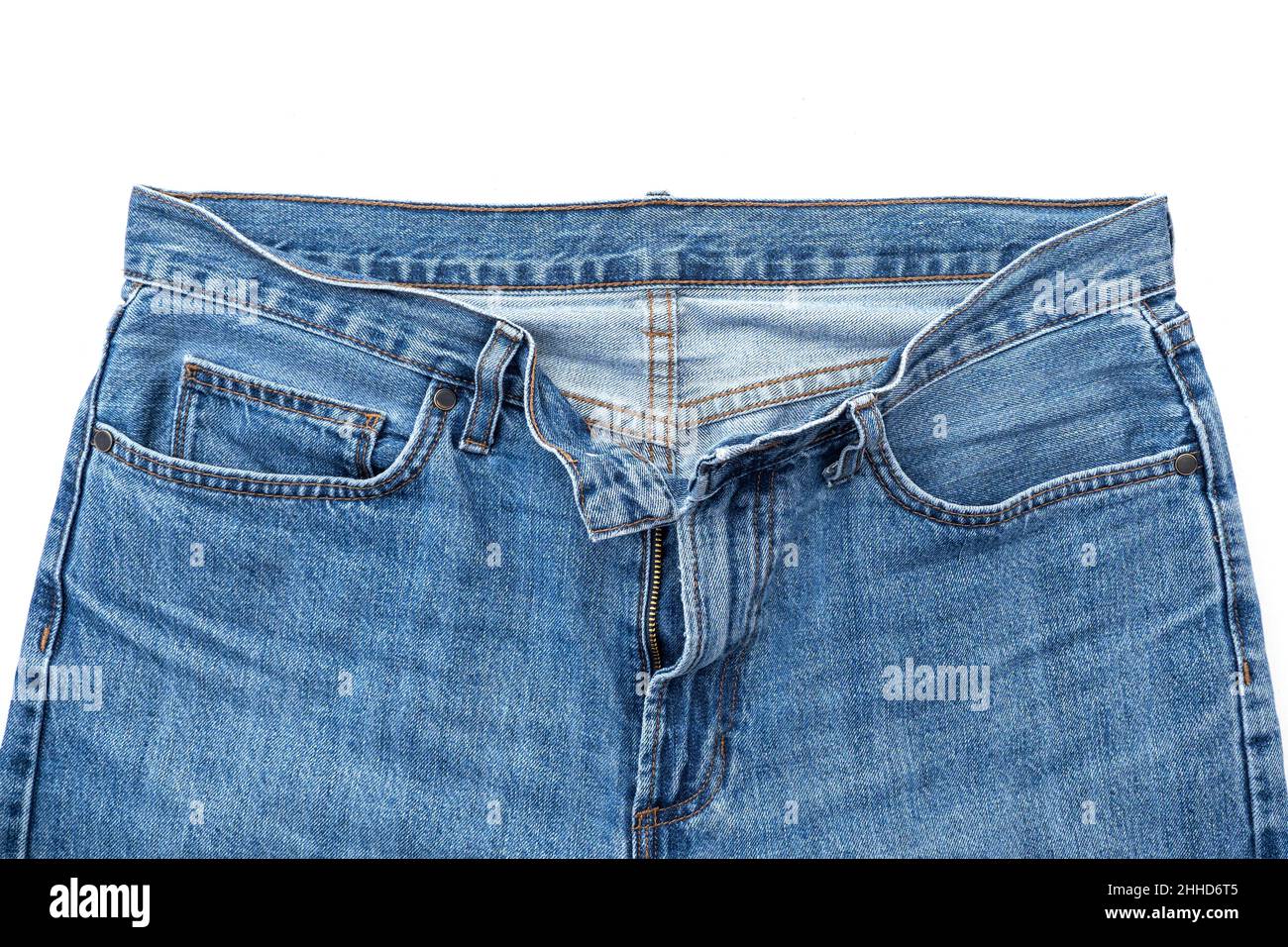 Parte superiore di jeans blu usati con cerniera e tasche isolate su bianco Foto Stock