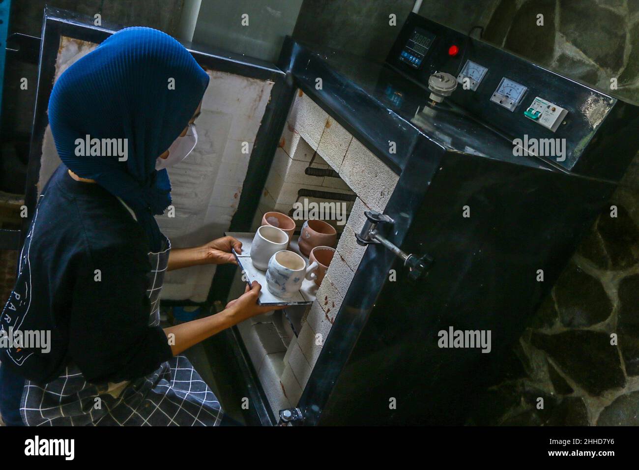 L'artista femminile produce ceramiche da argilla al Mini Pottery Studio, Kota Bogor, Indonesia, 22 gennaio 2022 Foto Stock