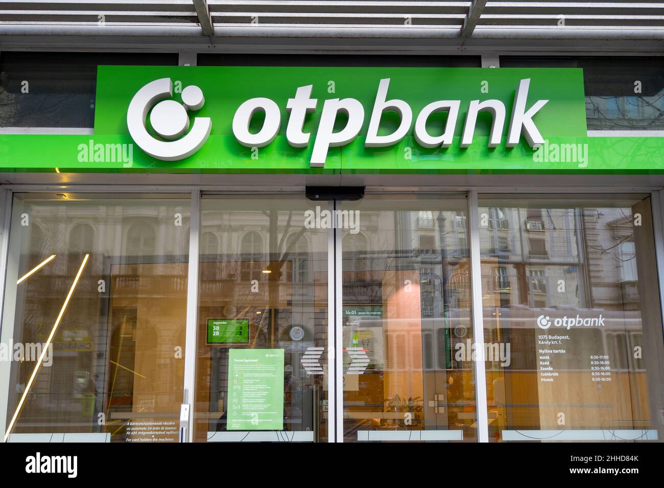 BUDAPEST - JAN 20: Logotipo di OTP Bank sull'ingresso a Budapest, gennaio 20. 2022 in Ungheria. Foto Stock