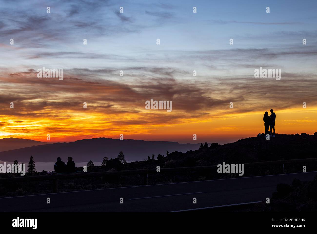 I turisti osservano il tramonto drammatico dietro le isole di El Hierro e la Gomera da un'altezza di circa 2000 metri sopra il livello del mare sul Foto Stock