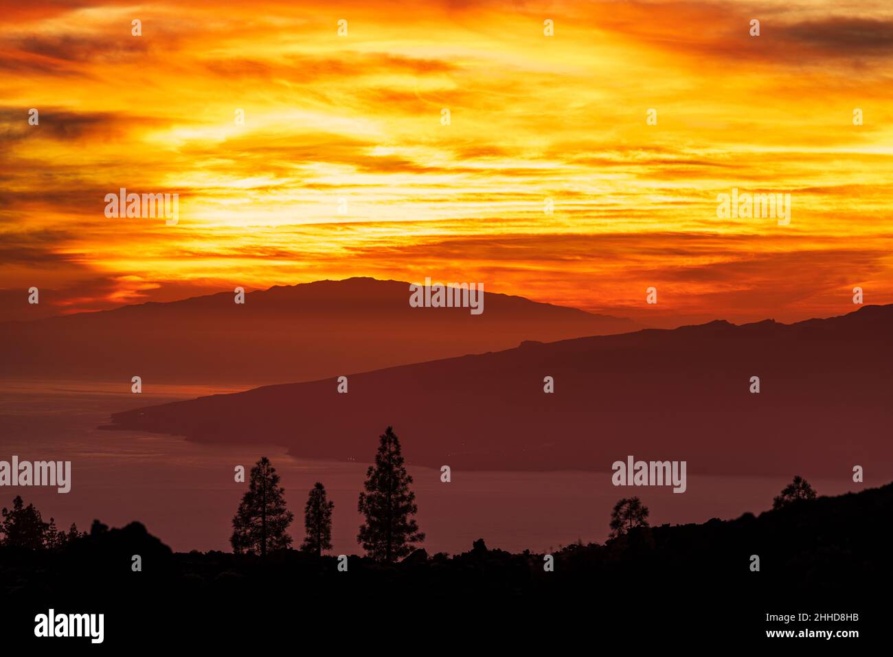 Tramonto rosso di fuoco dietro le isole di El Hierro e la Gomera visto dal Parco Nazionale Las Cañadas del Teide, Tenerife, Isole Canarie, Spagna Foto Stock