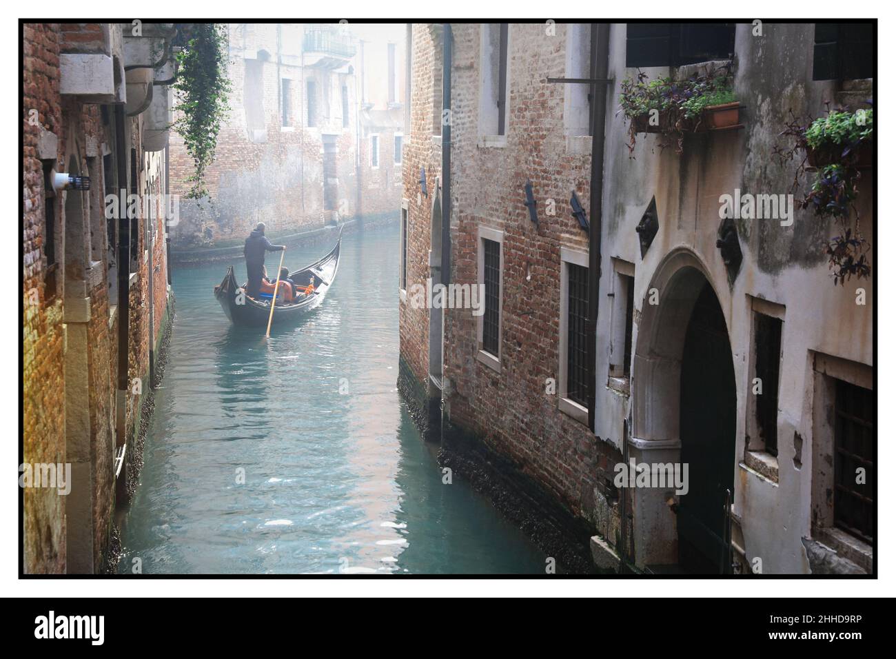 Romantici canali veneziani. Antiche stradine di Venezia. Gita in gondola. Foto dai toni seppia in stile retrò. Italia Foto Stock