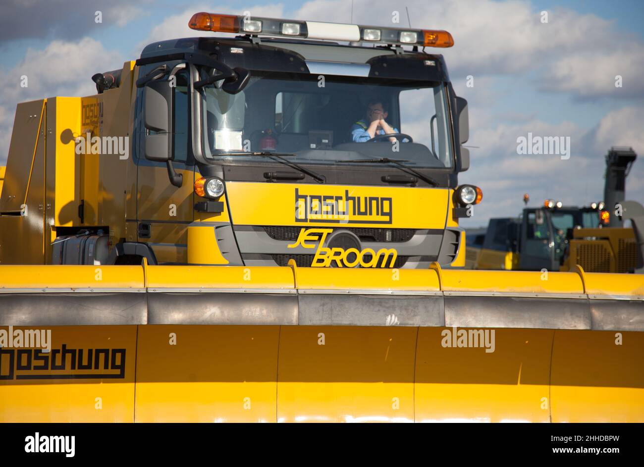 Kiev, Ucraina - 29 ottobre 2019: Rimozione della neve BOSCHUNG JETBROOM 9600. Sistema di pulizia multifunzionale del dumper per aeroporti e autostrade. Macchinari per uso generico - un autocarro con una lama grande e una benna Foto Stock