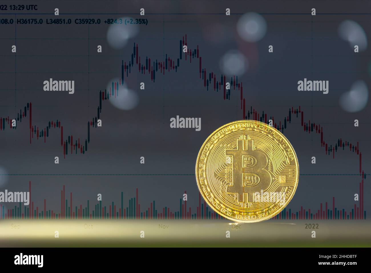 Primo piano bitcoin e barra grafica del mercato azionario digitale su nero. Criptovaluta. Crescita di Bitcoin Stock. Investire in risorse virtuali. Piattaforma di investimento w Foto Stock