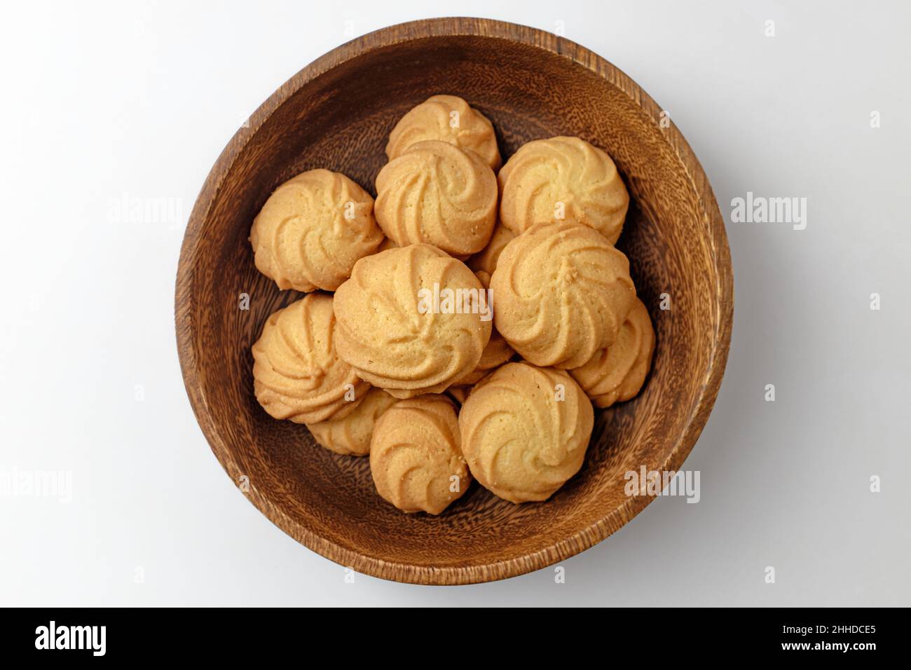 Biscotti al burro su sfondo bianco Foto Stock