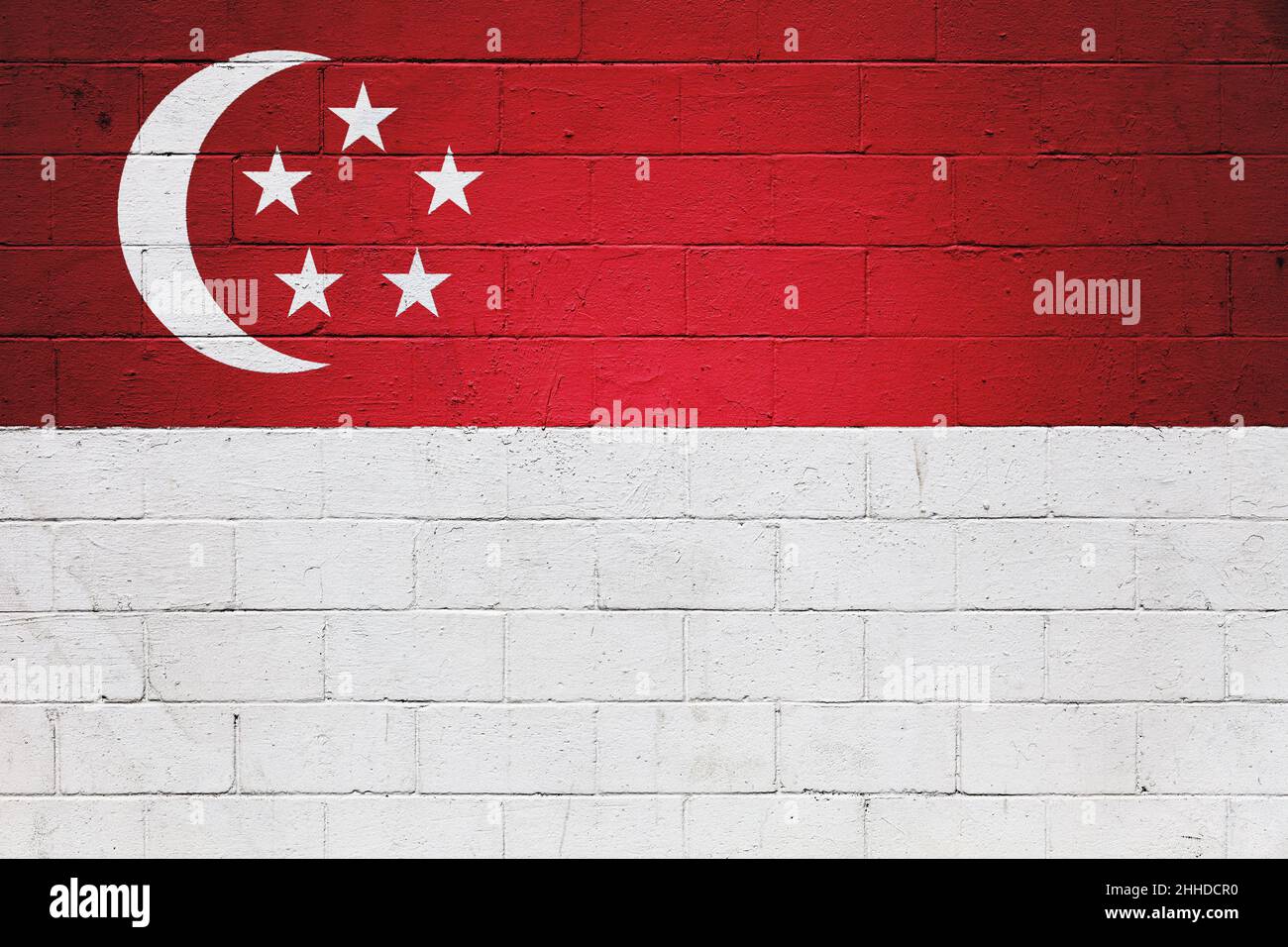 La bandiera di Singapore dipinse su un muro di mattoni. Foto Stock