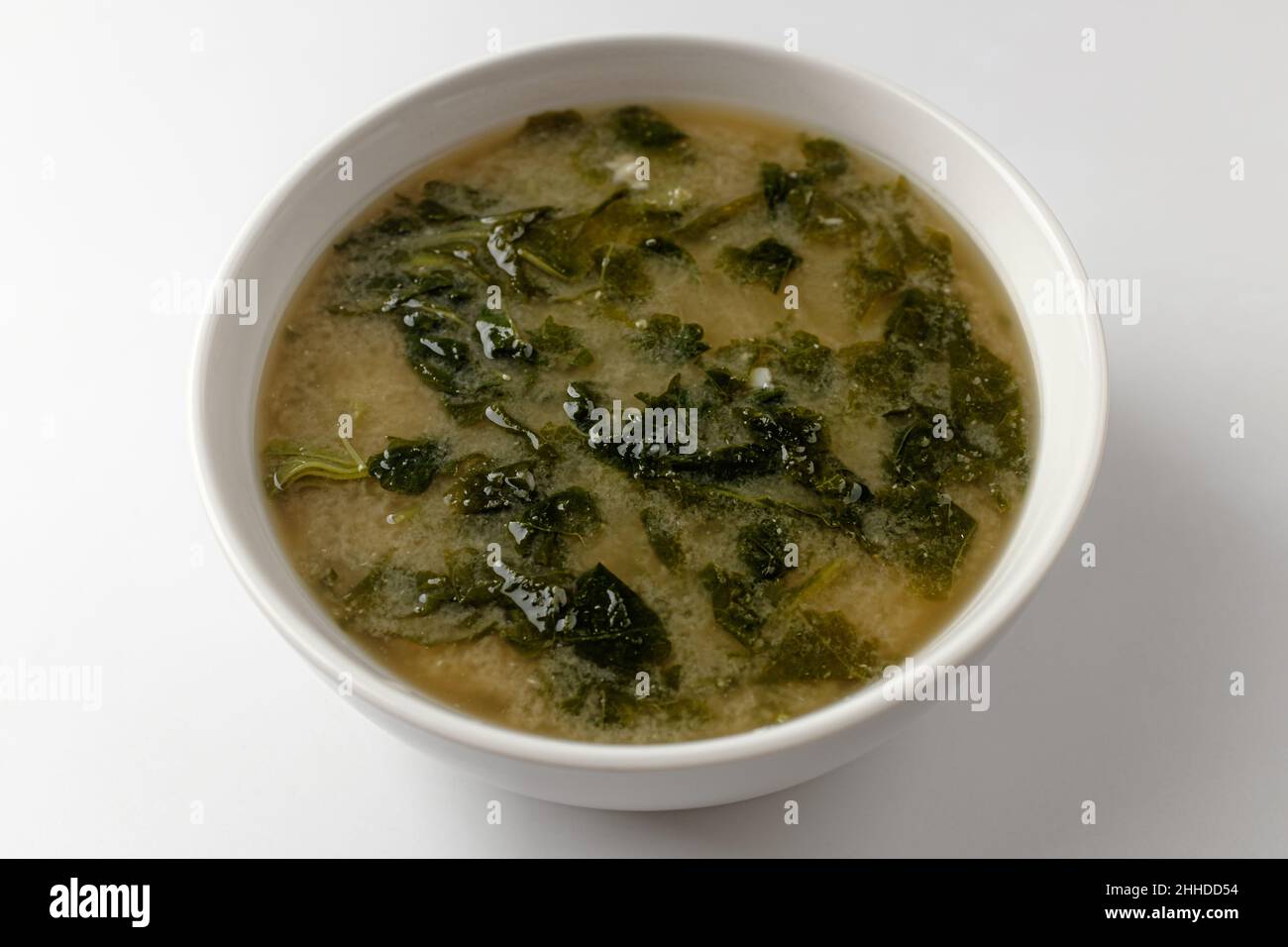 Zuppa di miso mosa su sfondo bianco Foto Stock