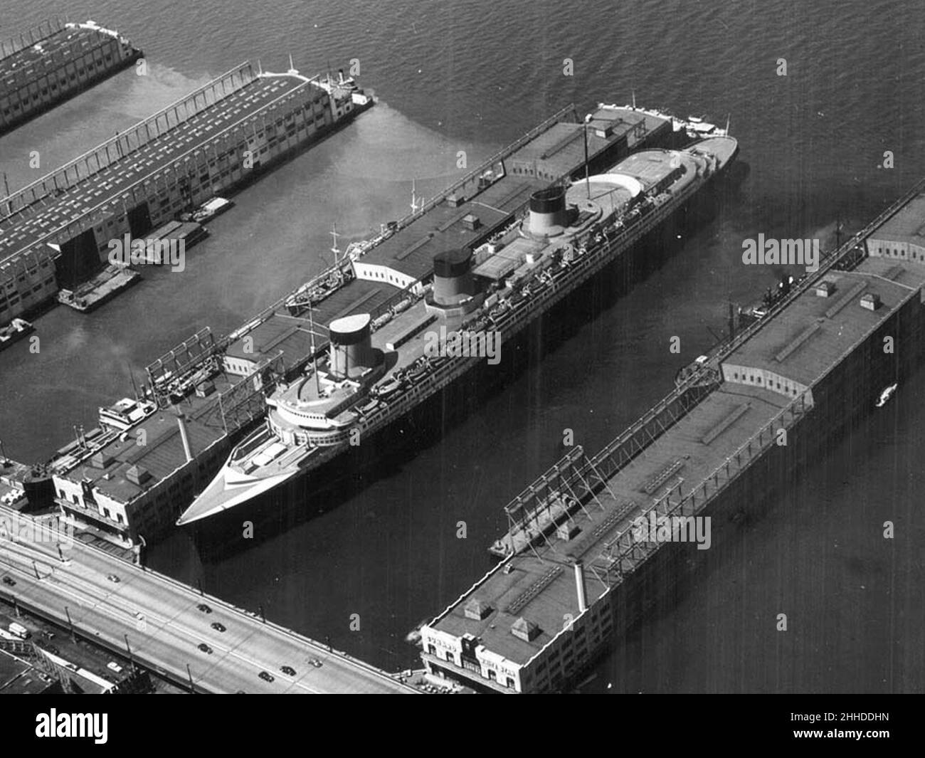 La SS Normandie è ormeggiata al molo 88, New York City (USA), 20 agosto 1941 Foto Stock