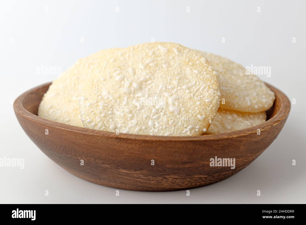Cracker di riso su sfondo bianco Foto Stock