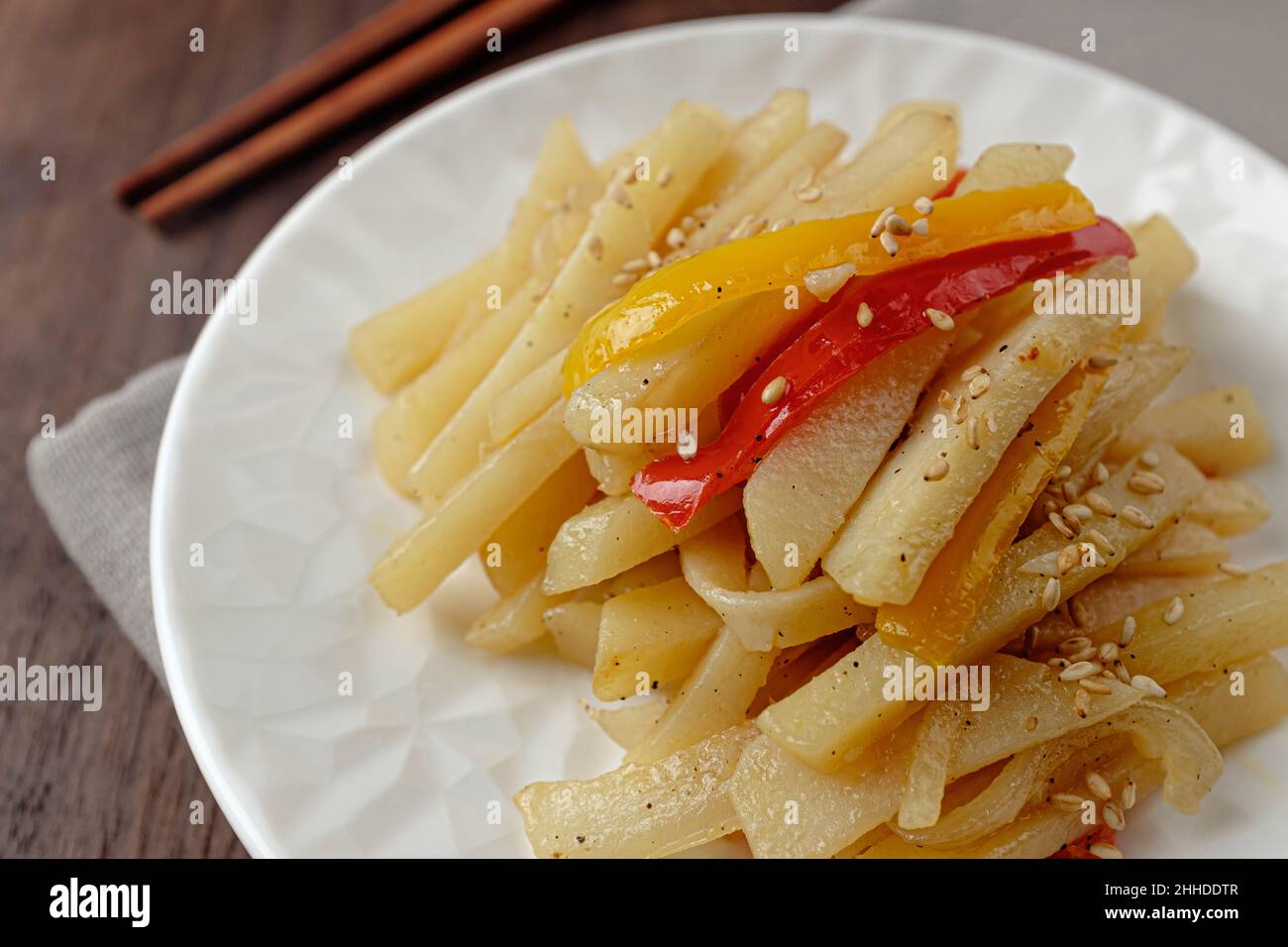 Piatto salato di ​​potatoes a fette sottili saltate in agitazione Foto Stock