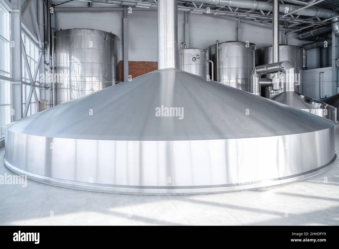 Grande barile in acciaio per la fermentazione della birra Foto Stock