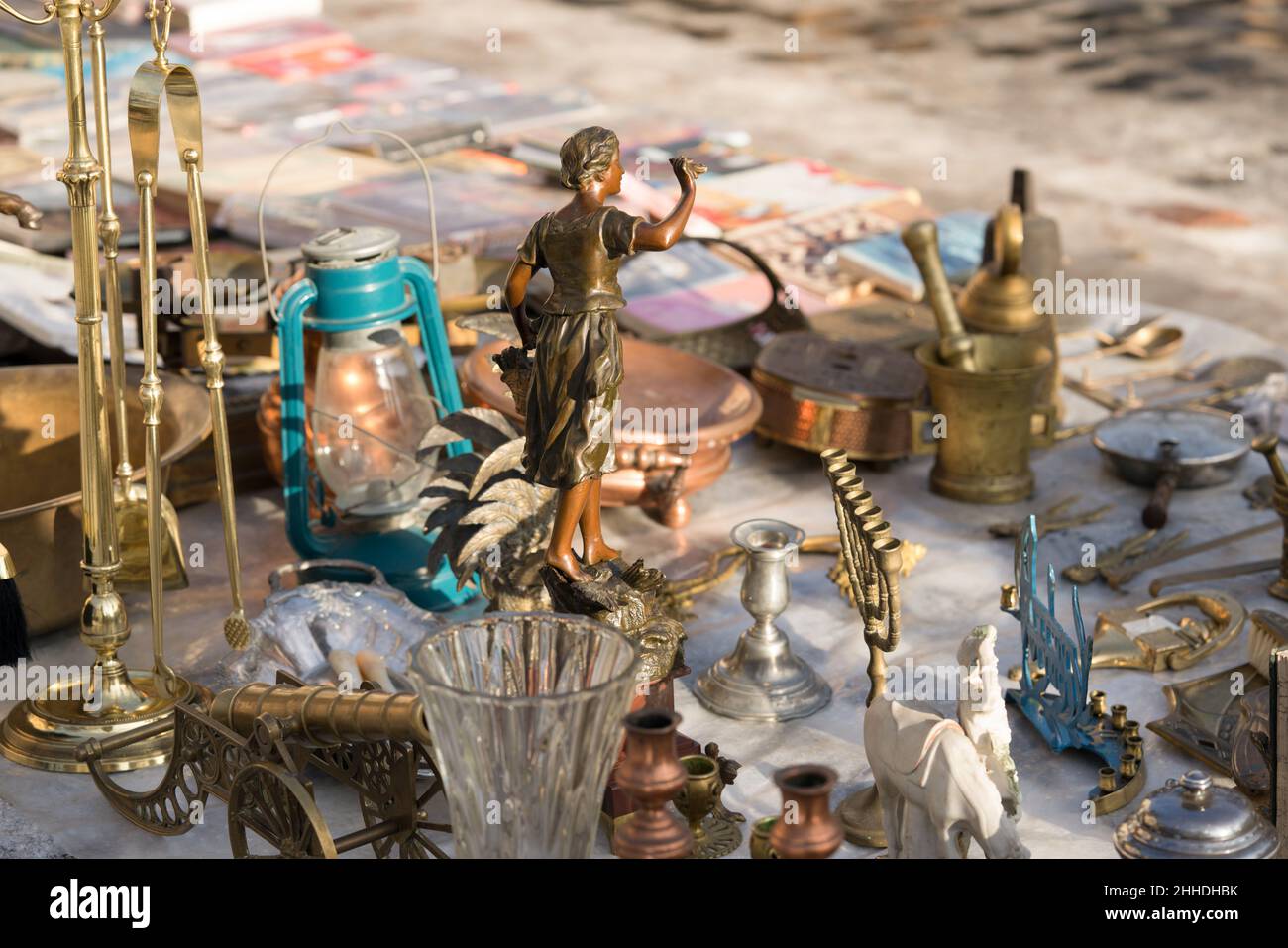 Lviv, Ucraina - Gennaio 16, 2022 : Antiquariato sul mercato delle pulci o negozio di Thrift - statuette d'argento e cooper d'epoca e altre cose d'annata. Collectibl Foto Stock