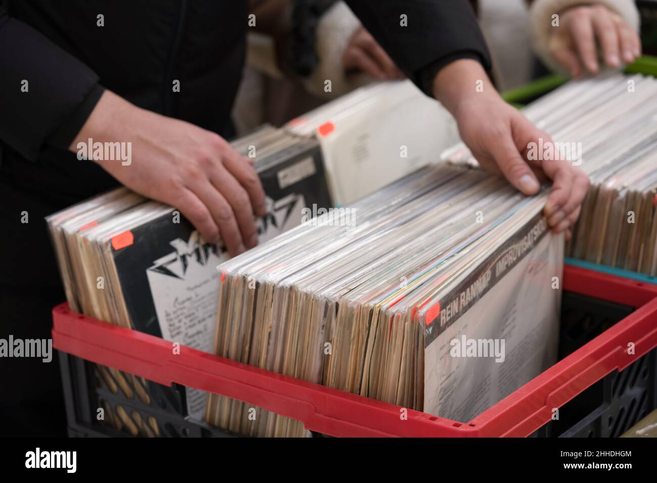 Lviv, Ucraina - Gennaio 16, 2022 : uomo che cerca vecchi dischi in vinile sul mercato delle pulci o negozio di Thrift. Collezione di dischi originali in vinile vintage. Col Foto Stock