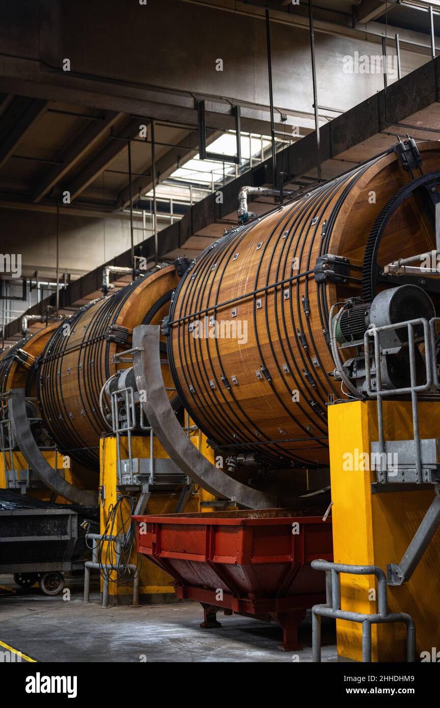 Grandi botti di legno per la concia della pelle bovina Foto Stock