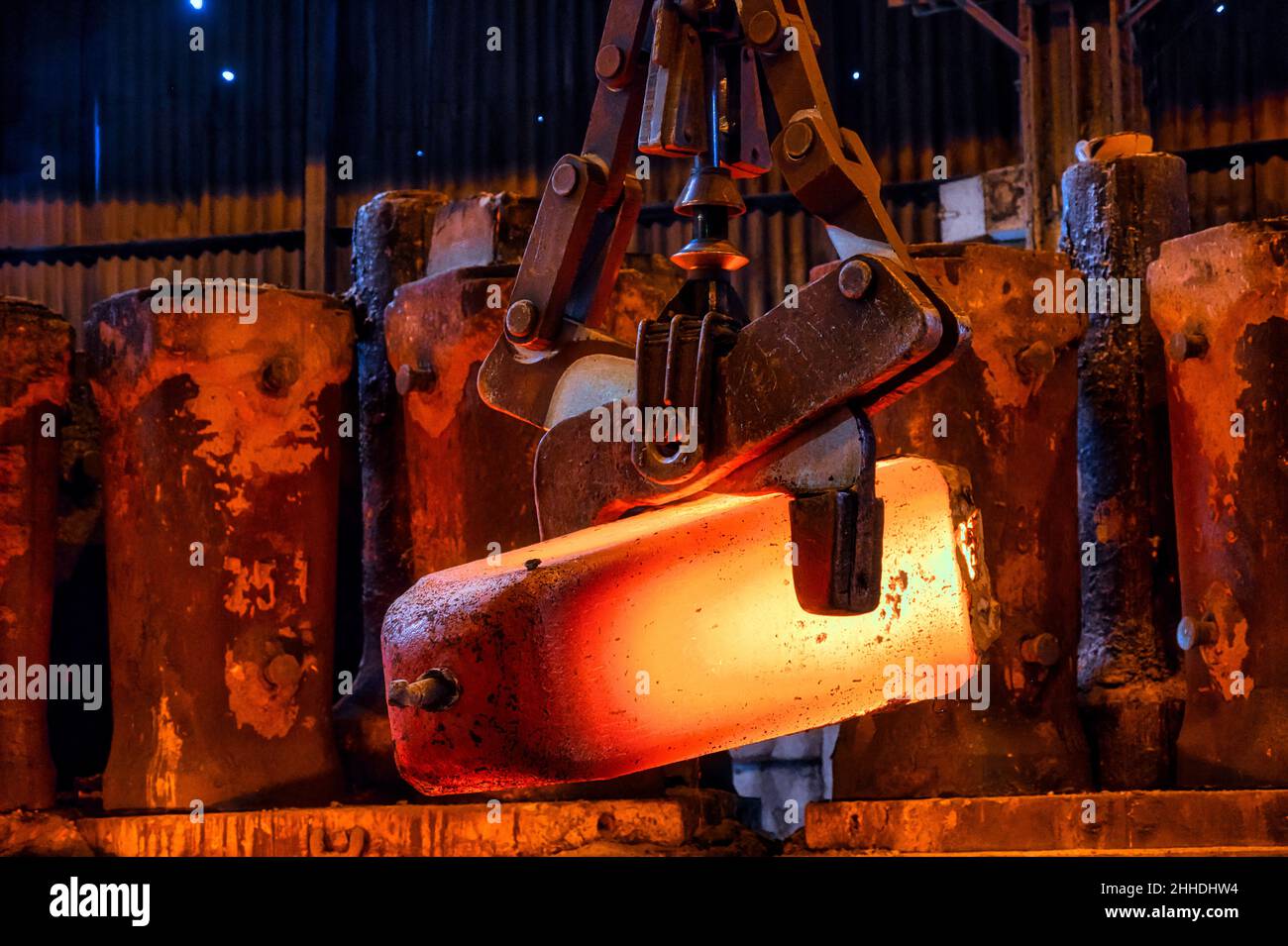 Forgiatura in metallo rosso-caldo, billetta grande e pesante per laminati metallici Foto Stock
