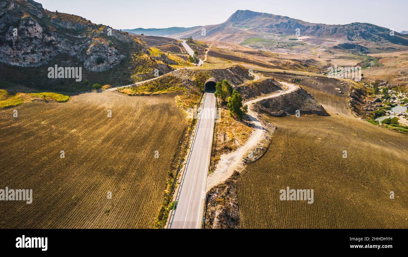 Paesaggio siciliano nei pressi di Riesi e Sommatino, Provincia di Caltanissetta, Sicilia, Italia, Europa Foto Stock