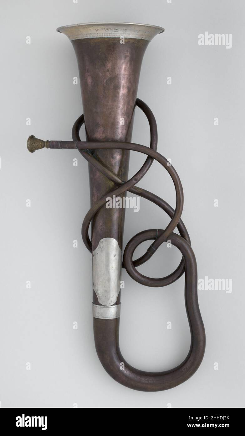 Tenore Bugle in B-flat ca. 1862 Josef Serpek anche se Mary Elizabeth Adams Brown ha acquistato questo strumento da Leopoldo Franciolini, diventato infame per la vendita di strumenti falsi e fantastici, non c'è motivo di supporre che questo strumento sia un falso. Invece, la sua configurazione fantasiosa suggerisce che è stato fatto per l'uso in una sfilata di carnevale o in un evento storico pagentry. Tenore Bugle in B-flat. Josef Serpek (austriaco, fl. 1862–?). Austriaco. CA. 1862. Ottone, nichel-argento. Austria. Aerophone-labbro vibrato-corno Foto Stock