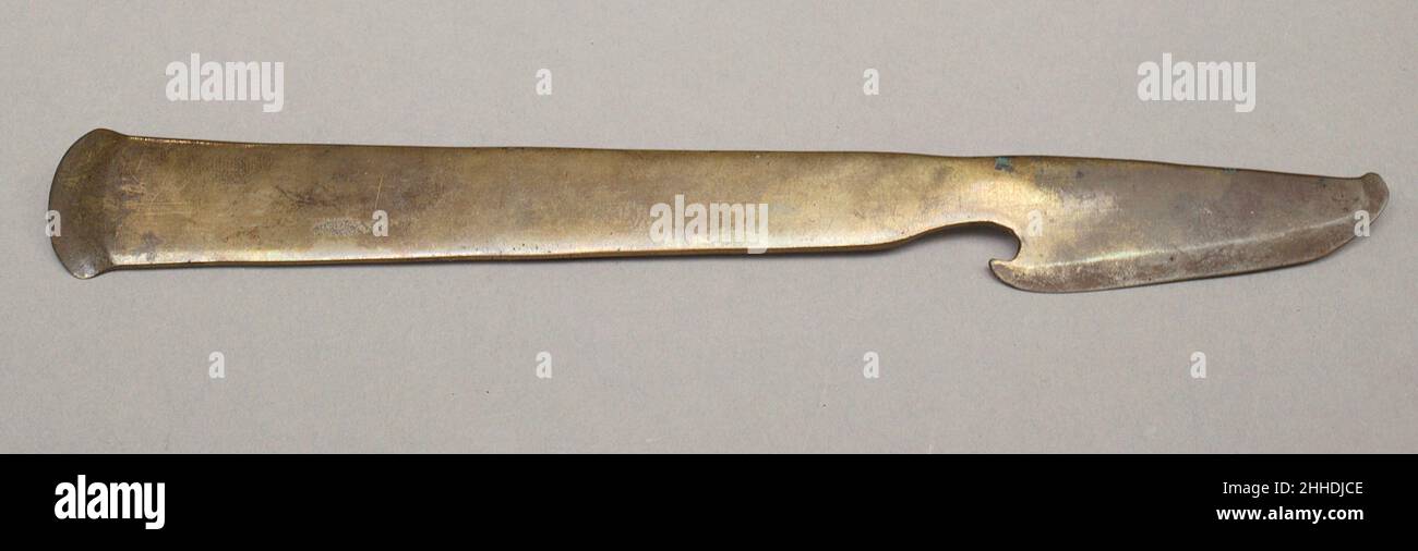 Rasoio ca. 1550–1458 a.C. nuovo Regno questo rasoio è un tipo che era in uso durante la diciottesima dinastia. Ha due bordi affilati che sono stati descritti come 'till aceed' dall'escavatore, Howard carter, che ha anche detto che le antiche impronte delle dita erano ancora visibili sulla sua superficie lucidata.il rasoio fa parte di un insieme di attrezzi cosmetici (26,7.837a–d) che includevano uno specchio, pinzette, una pietra bianca, e un tubo di kohl (26,7.1447), tutto trovato in un cestino di corsa. Rasoio ca. 1550–1458 A.C. Lega di rame. Nuovo Regno. Dall'Egitto, dall'Alto Egitto, da Tebe, da Asasif, dalla Tomba CC 37, Hall (C), sepoltura 16, interno Foto Stock