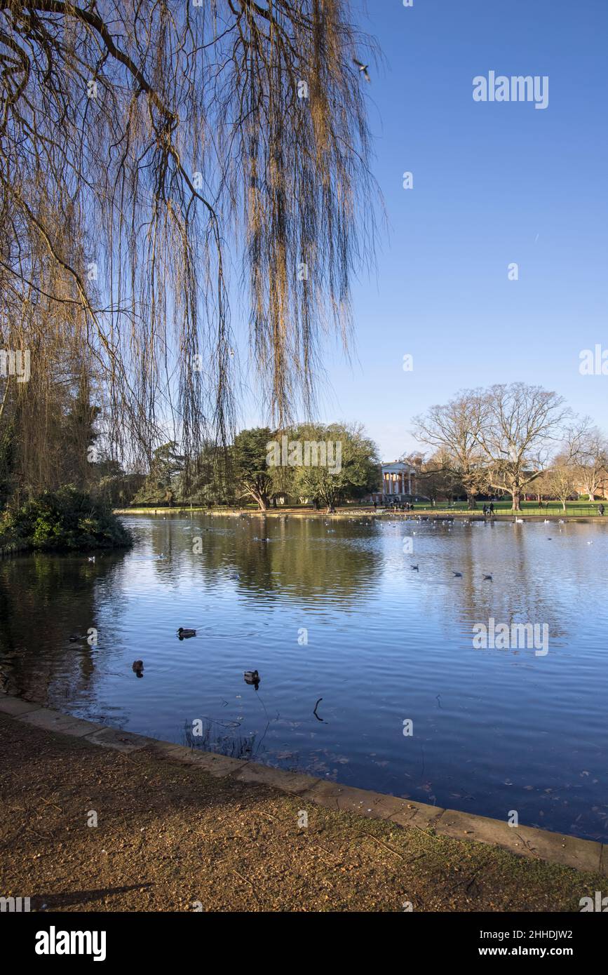 uno dei numerosi laghi in ostley park estate londra Foto Stock