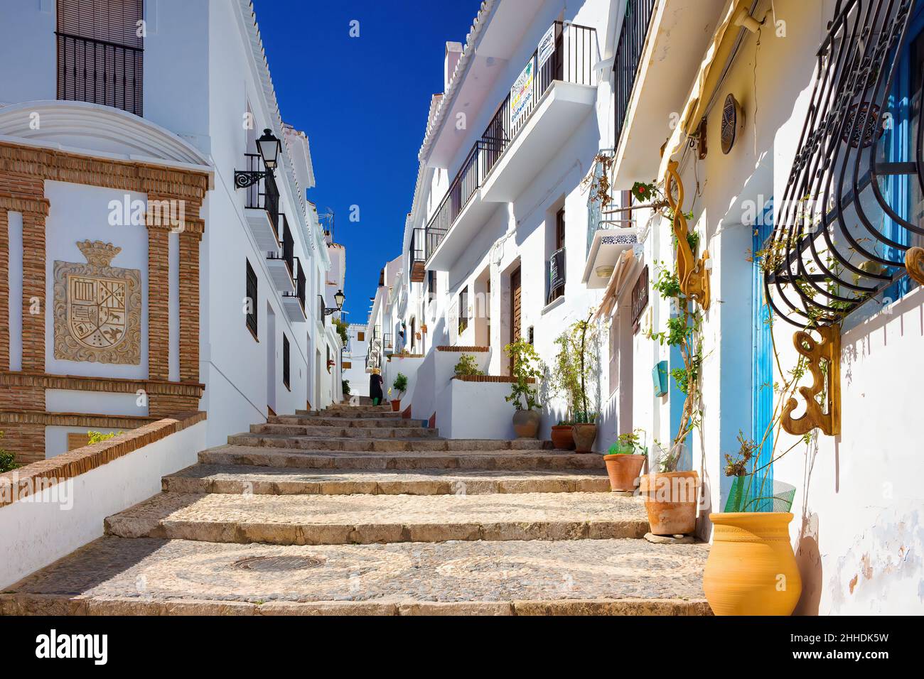 Vista su una delle strade del centro storico della città di Frigiliana, Andalusia Foto Stock