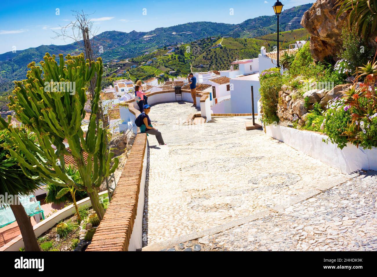 Il punto di vista della Peñon con belle viste panoramiche della città di Frigiliana, sulla costa di Malaga di Andalusia Foto Stock