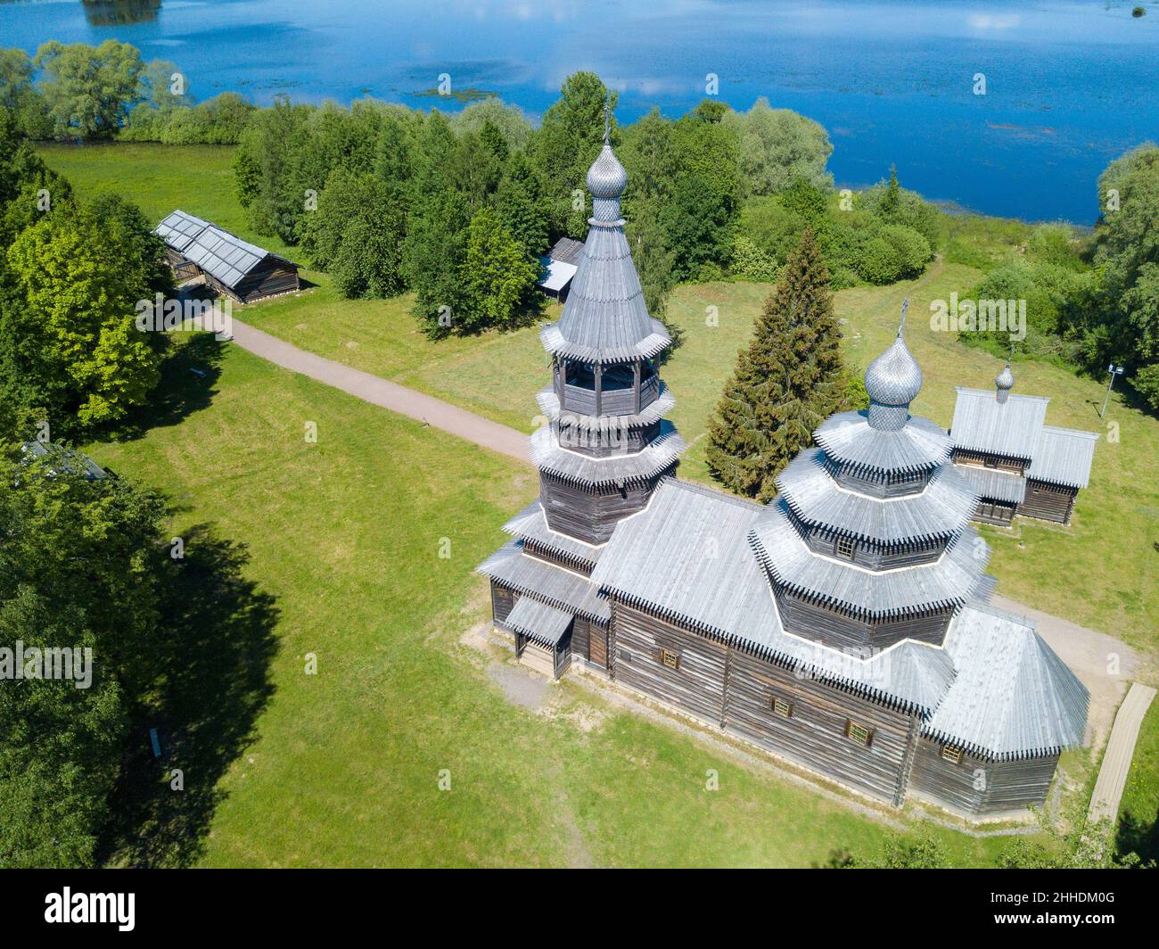 Chiesa di legno di Assunzione nel villaggio di Vitoslavlitsy vicino a Novgorod Grande. Russia. Foto Stock