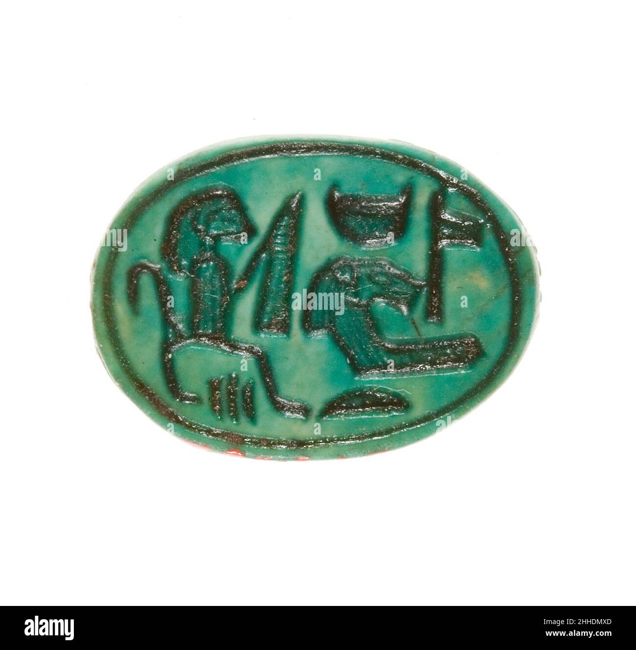 Scarab inscritto per la moglie di Dio Hatshepsut ca. 1479–1458 a.C. nuovo regno questo scarabeo fu trovato in un deposito di fondazione associato al tempio funerario di Hatshepsut a Deir el-Bahri. La base è inscritta con il suo nome personale, Hatshepsut ('primissimo delle noblewomen') legato al titolo di moglie di Dio. Hatshepsut ereditò il titolo mentre servì come regina principale del suo fratellastro, Thutmose II. Più tardi nella sua vita, dopo aver preso i titoli di re, Hatshepsut passò il titolo a sua figlia, Neferure (vedi scarab 27,3.326). Scarab inscritto per la moglie di Dio Hatshepsut. Ca. 1479–1458 Foto Stock