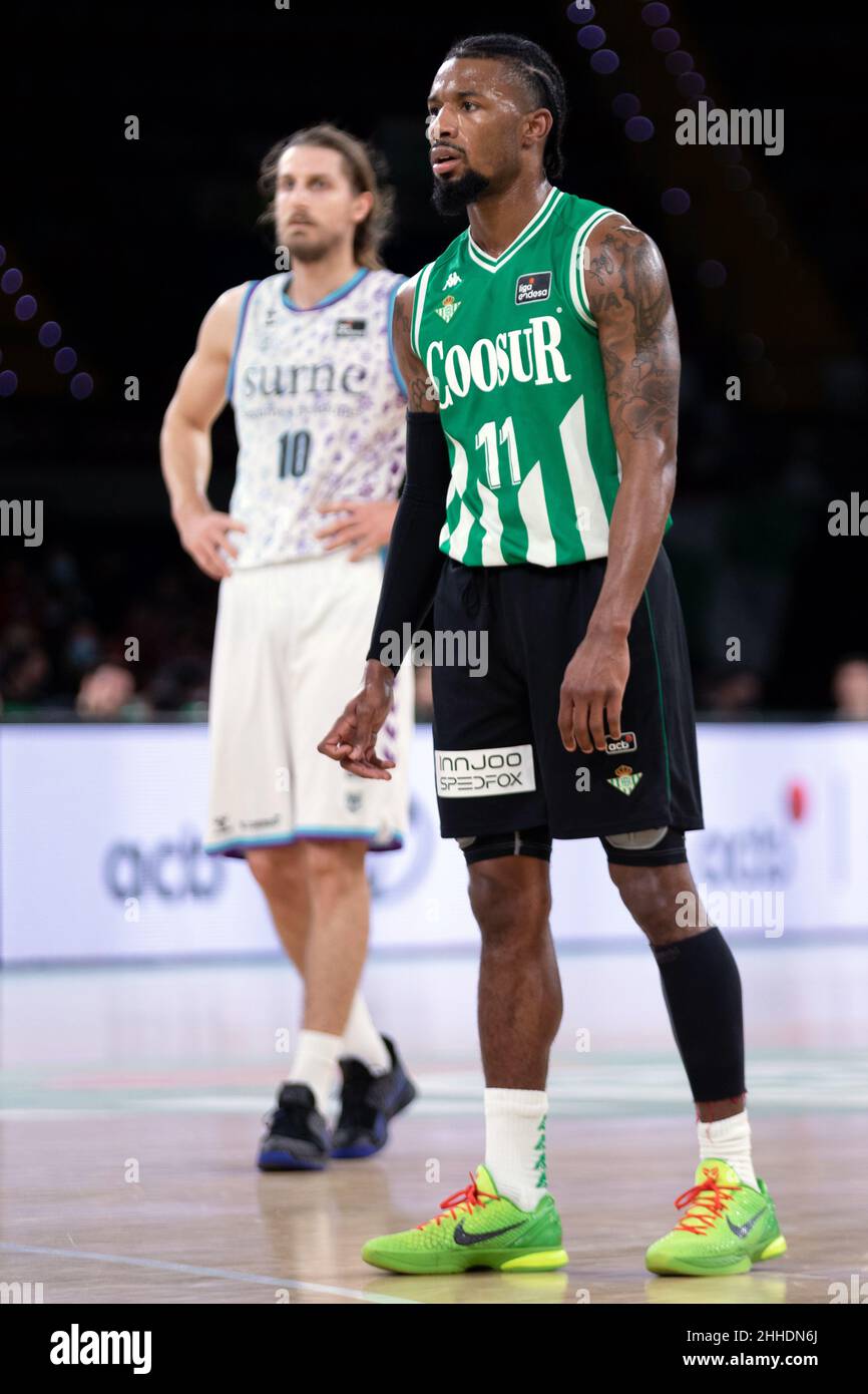 Siviglia, Spagna. 23rd Jan 2022. Shannon Evans (11) di Coosur Real Betis visto durante la partita Liga ACB tra Coosur Real Betis e Surne Bilbao Basket presso il San Pablo Sports Center di Siviglia. (Photo credit: Mario Diaz Rasero Credit: Gonzales Photo/Alamy Live News Foto Stock