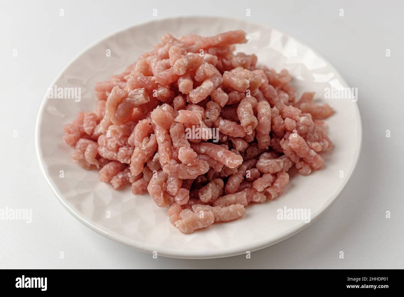 carne macinata su sfondo bianco Foto Stock