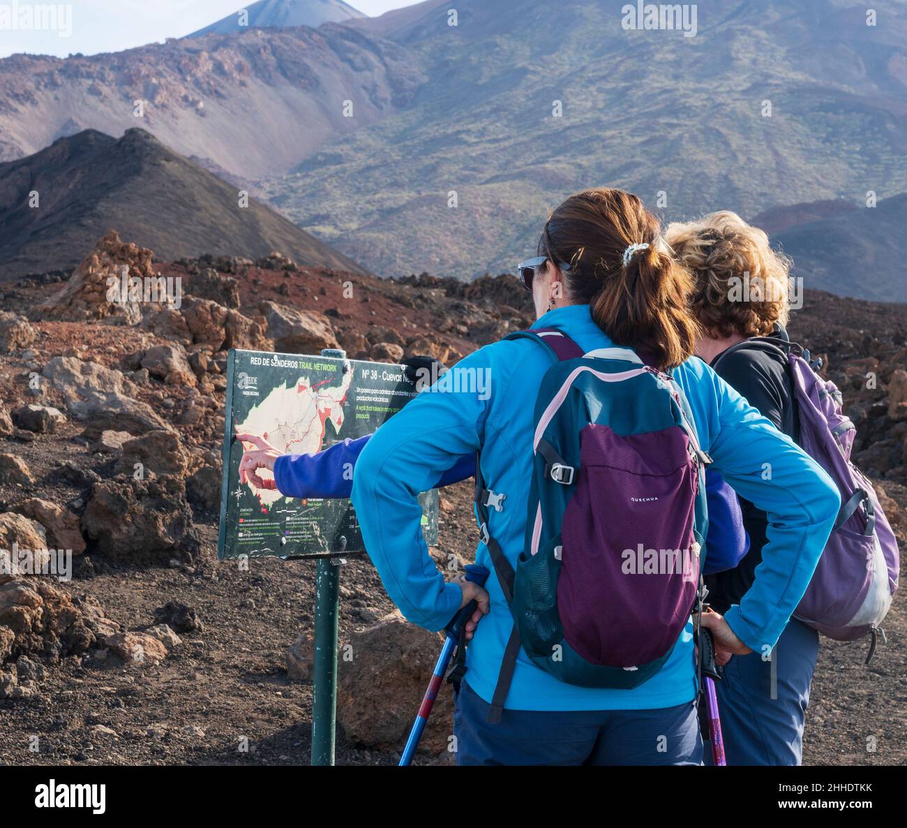 Gli escursionisti guardano una mappa sul sentiero TF-38 tra Samara e Pico Viejo, il parco nazionale Teide, Tenerife, Isole Canarie. Foto Stock