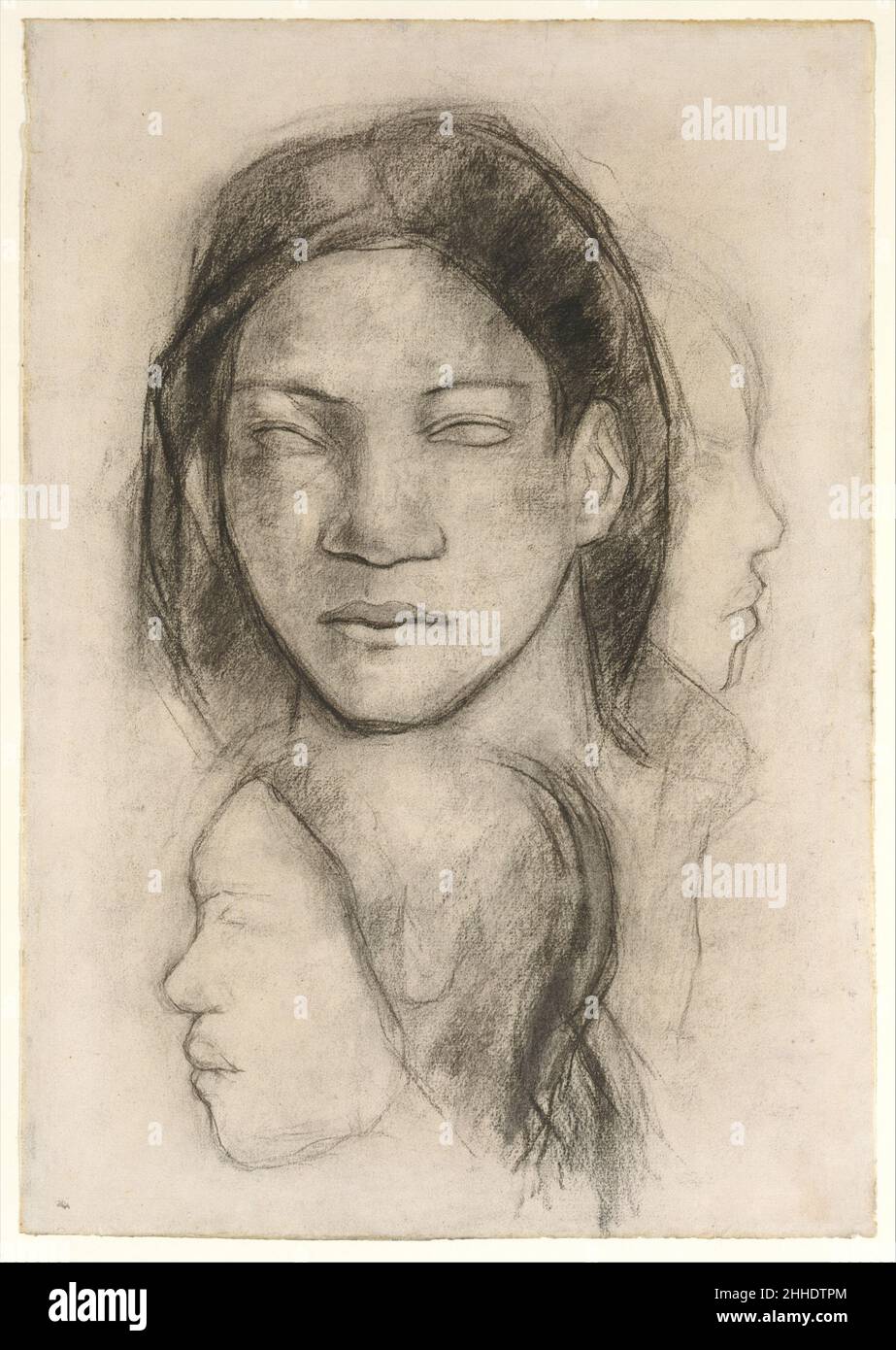 Facce tahitiane (vista frontale e profili) ca. 1899 Paul Gauguin francese Gauguin fece questo potente disegno durante il suo secondo viaggio a Tahiti. Tra i disegni sopravvissuti di Gauguin più impressionanti, è probabile che si tratti di uno studio preparatorio per la figura a sinistra nel suo dipinto del 1899 due donne tahitiane (49.58.1). Il disegno ha un forte effetto scultoreo sia per l'aspetto mascherato delle occhiaie bianche sia per l'uso da parte dell'artista della tecnica di inciampare, in cui ha macchiato le linee di contorno del carbone per modellare la testa. Facce tahitiane (vista frontale e profili) 337172 Foto Stock