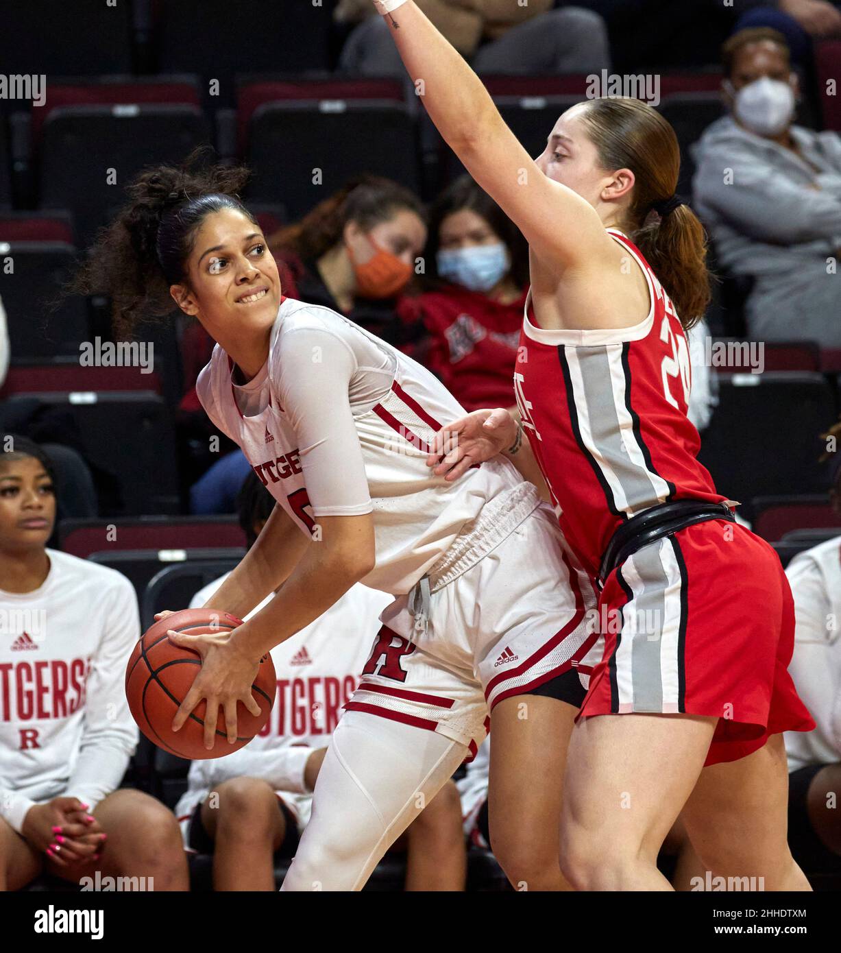 Piscataway, New Jersey, Stati Uniti. 24th Jan 2022. La guardia dei Cavalieri della scarlatta di Rutgers lasha Petree (0) viene messa sotto pressione dalla guardia dei Buckeyes dell'Ohio state, Taylor Mikesell (24), nella seconda metà della Jersey Mikes Arena, tra i Cavalieri della scarlatta di Rutgers e gli Ohio state Buckeyes di Piscataway, New Jersey, domenica 23 2022 gennaio. Ohio state bussa alle Rutgers 80-71. Duncan Williams/CSM/Alamy Live News Foto Stock