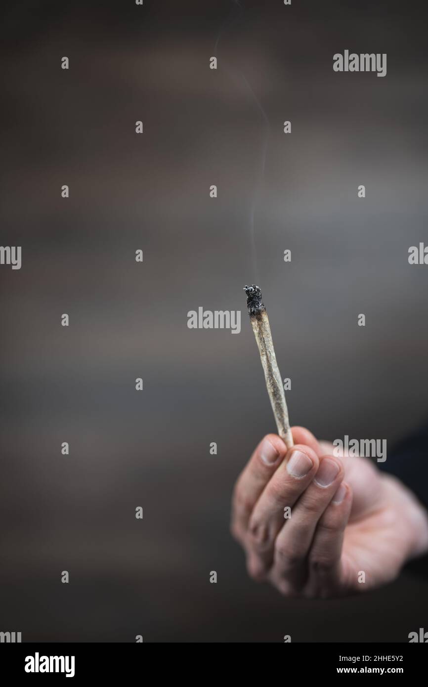 Una mano che offre un giunto con abbondanza di copy-space. Evitare la pressione tra pari attraverso la prevenzione. Foto Stock