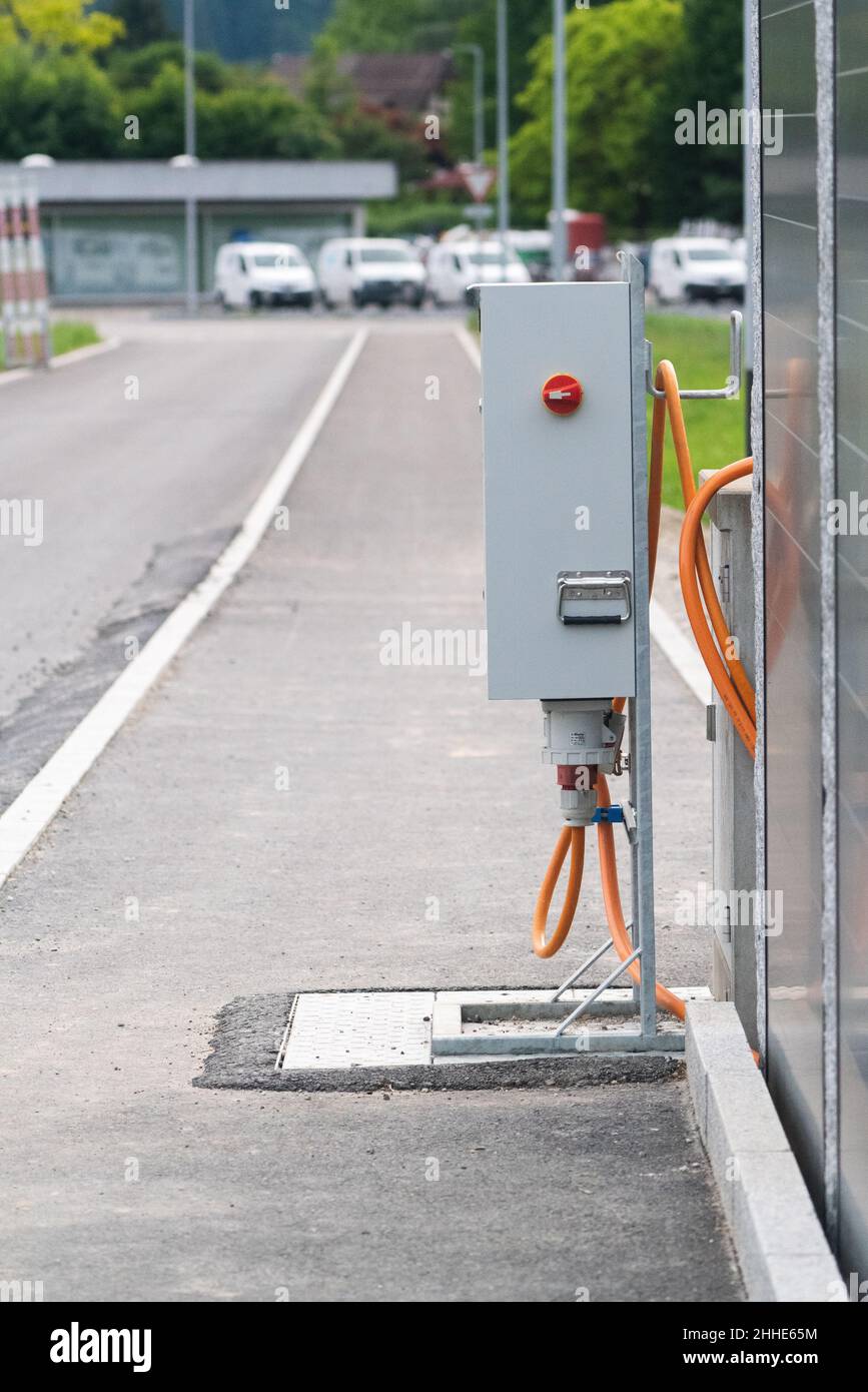 Una scatola temporanea di distribuzione dell'energia elettrica in un cantiere in un villaggio. Foto Stock
