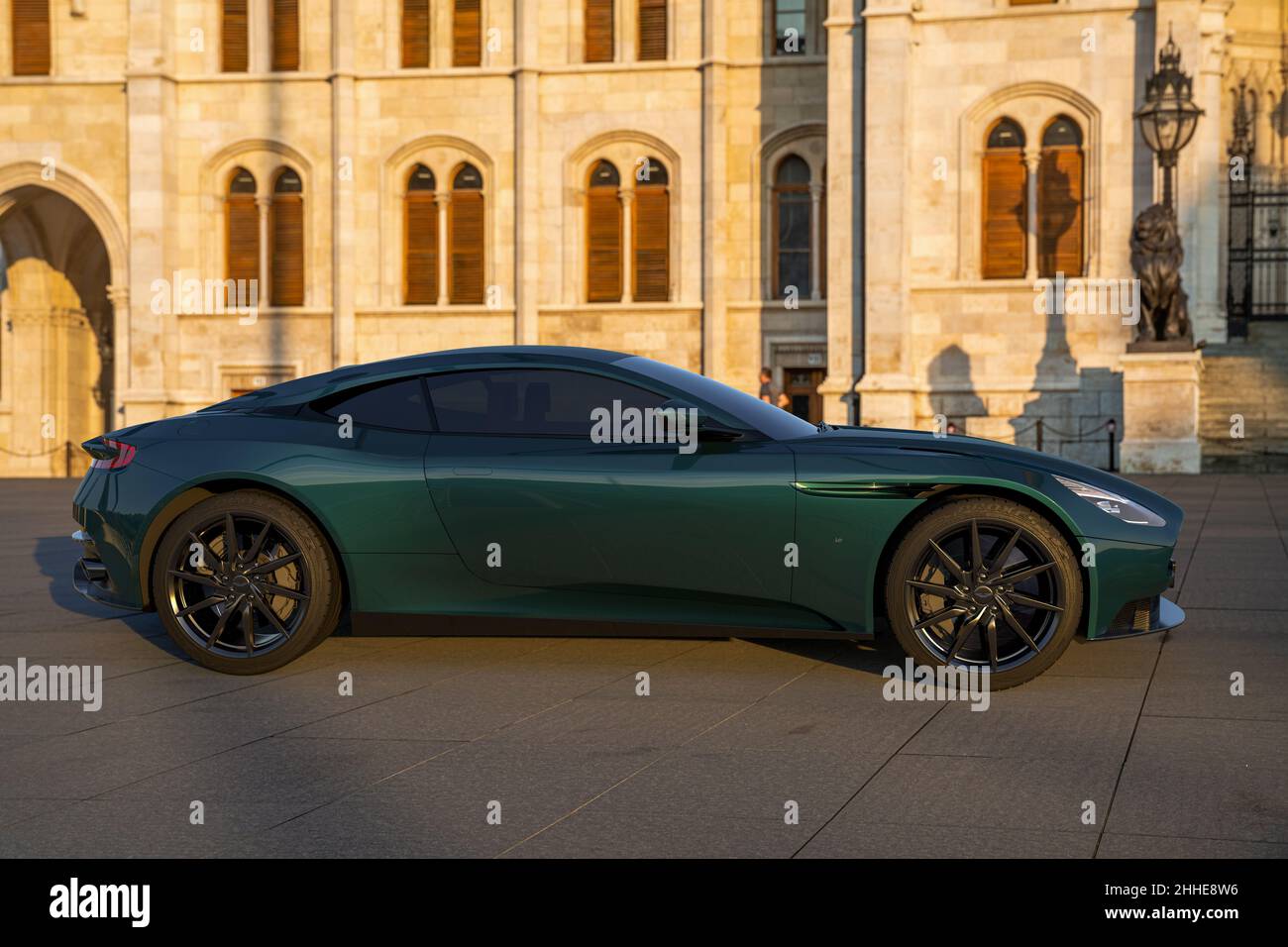 Aston Martin DB11 sullo sfondo di architettura monumentale Foto Stock