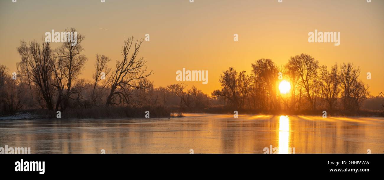 Bellissima alba su un lago ghiacciato Foto Stock