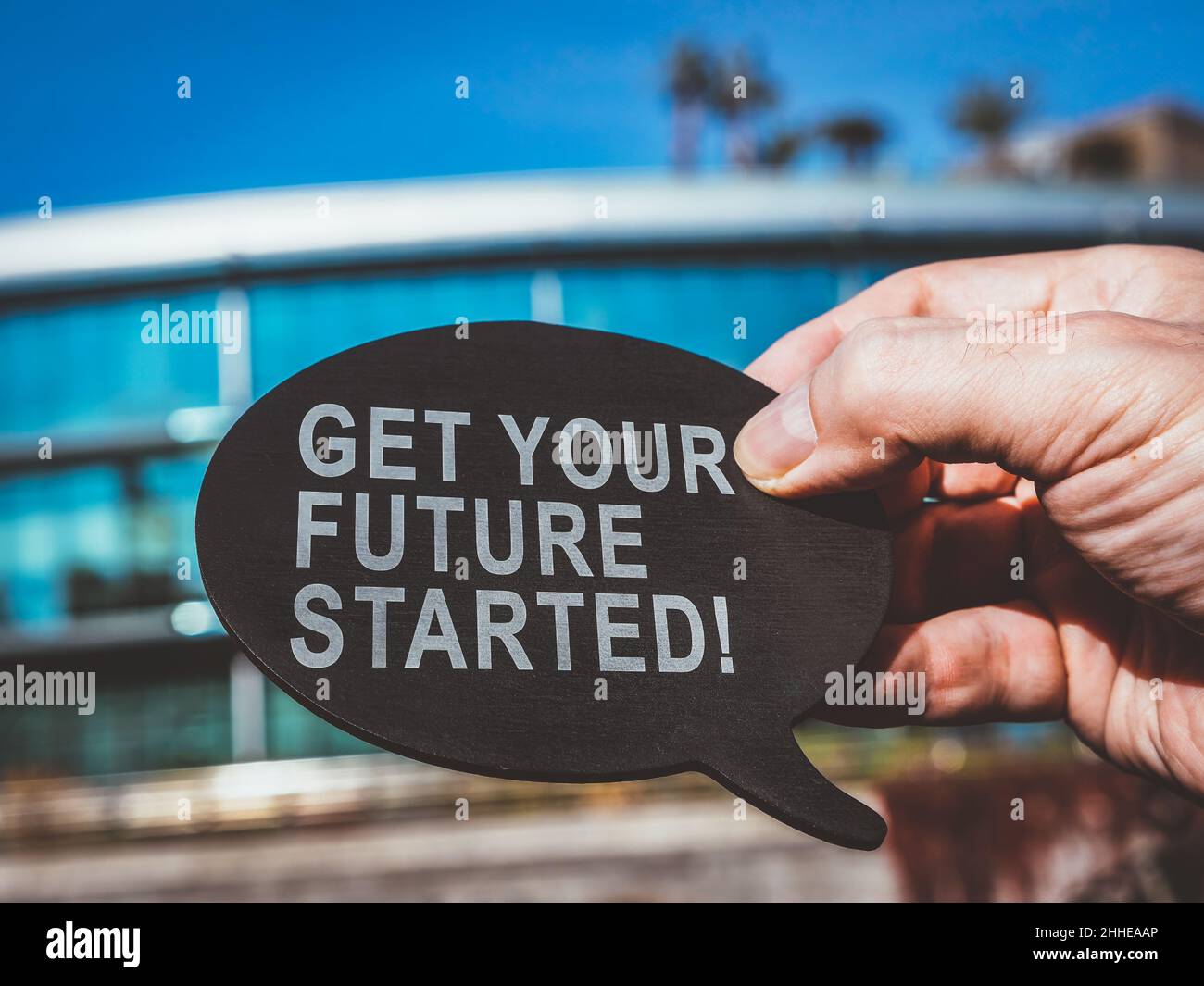Inizia il tuo futuro. L'uomo tiene la bolla di citazione. Foto Stock