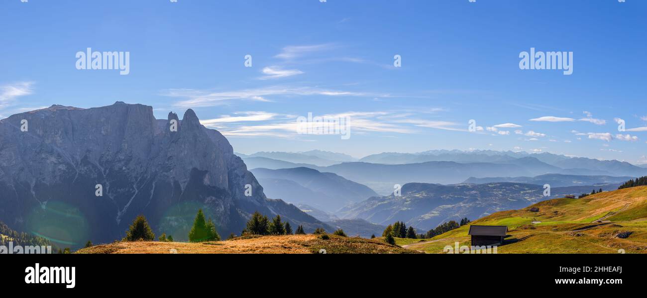 Super panorama dell'Alpe di Siusi con vista sul monte Punta Euringer. Trentino Alto Adige, Alto Adige, Italia. Foto Stock