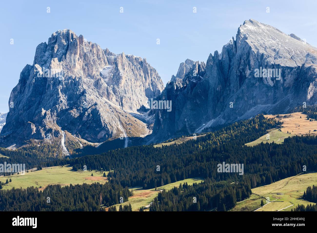 Vista sulle montagne del gruppo Langkofel (Sassolungo e Sassolopiatto) nell'Alpe di Siusi Foto Stock