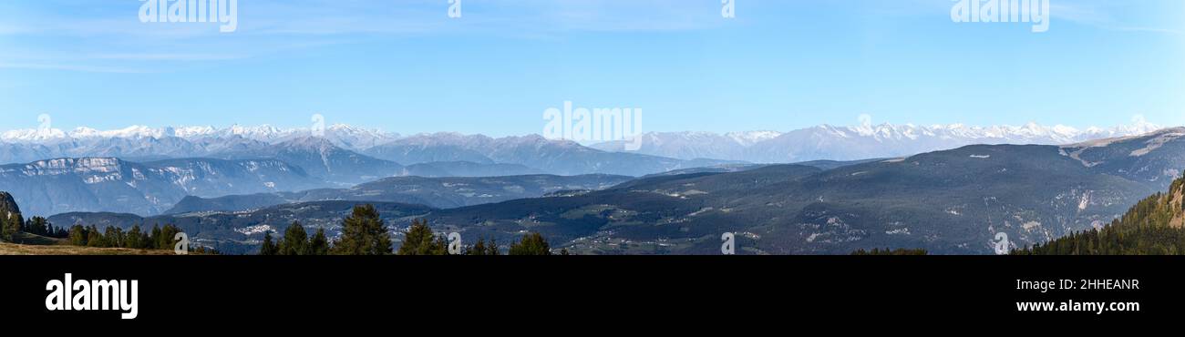 Panorama delle Dolomiti che circondano l'altopiano dell'Alpe di Siusi. Alto Adige, Italia Foto Stock