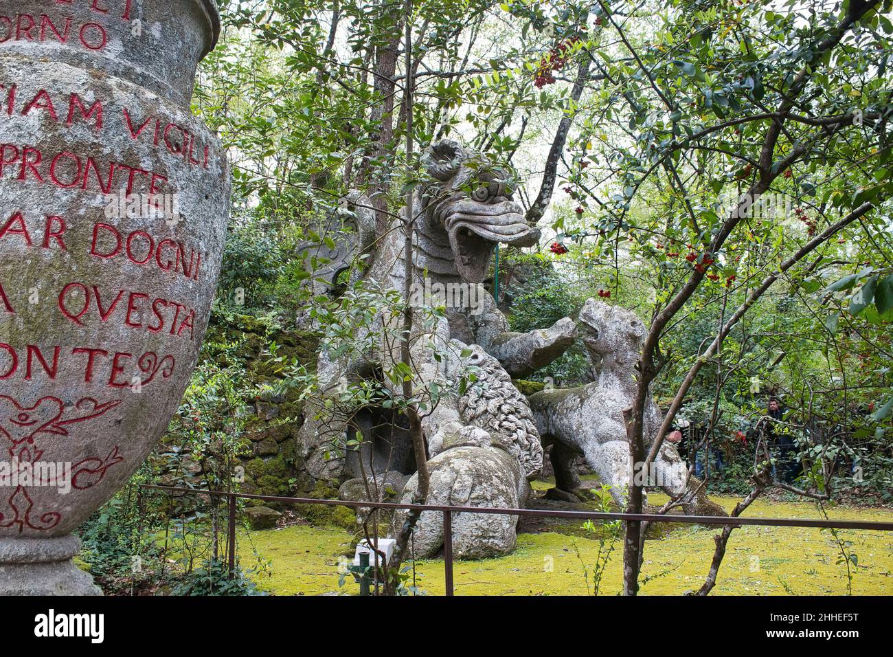 Un drago mostruoso attaccato dai leoni nel parco dei mostri di Bomarzo Foto Stock