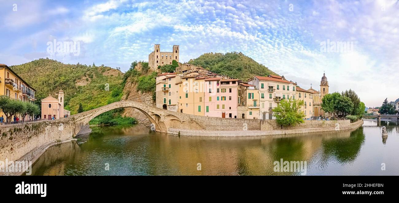 Dolceacqua ,Ventimiglia, provincia Imperia , Liguria ,Italia:Agosto 12,2021.Vista panoramica Castello medievale in Liguria Riviera, Castello dei Doria, Vecchio Foto Stock